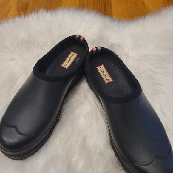 Hunter Women's Black Slip-On Shoes - Picture 2 of 6